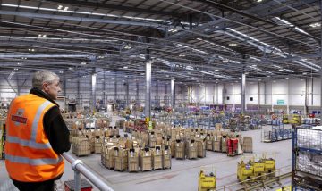 Osvětlení skladu distribučního centra Royal Mail NDC
