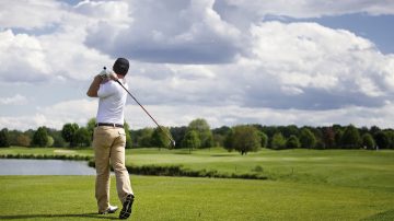 Osvětlení pomocí LED světlometů pro golfová hřiště – osvětlení sportovišť