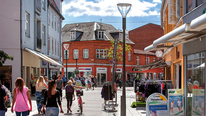 Ulice v belgickém Couvinu příjemně osvětlená svítidly Philips Metronomis LED