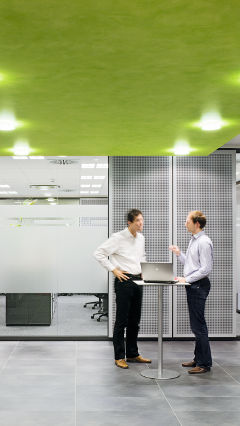 Místa pro setkávání v kancelářích Audi v Německu osvětlená kancelářským osvětlením Philips  