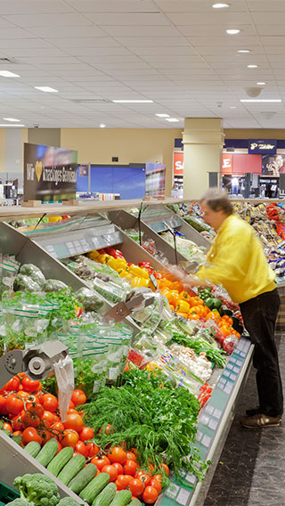 Sekce zeleniny v prodejně Edeka Glückstadt osvětlená řešením pro čerstvé potraviny od Philips Lighting.