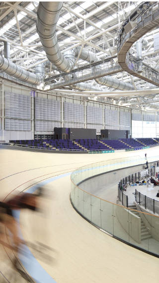 Cyklisté v Emirates areně ve Spojeném království pod sportovním osvětlením od společnosti Philips