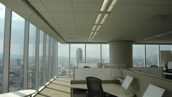 Pracovní zóna v budově HSBC Tower, pohled zvenčí s osvětlením od společnosti Philips