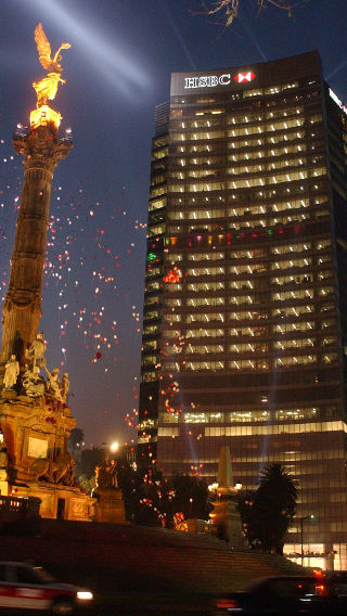 Noční pohled na exteriér budovy HSBC Tower s osvětlením od Philips Lighting