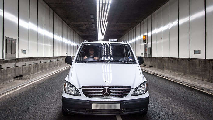 Automobil projíždí Meirským tunelem. 