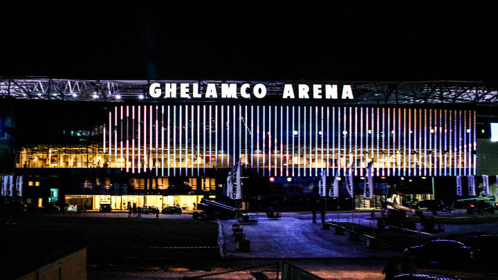  Ghelamco arenu, včetně její fasády, spektakulárně osvětlují svítidla Philips pro exteriéry budov a sportoviště. 