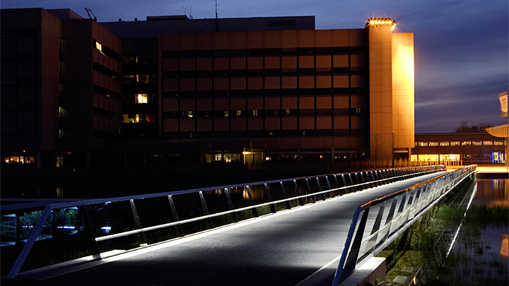 Most v areálu High Tech Campus účinně osvětlený exteriérovým osvětlením Philips 