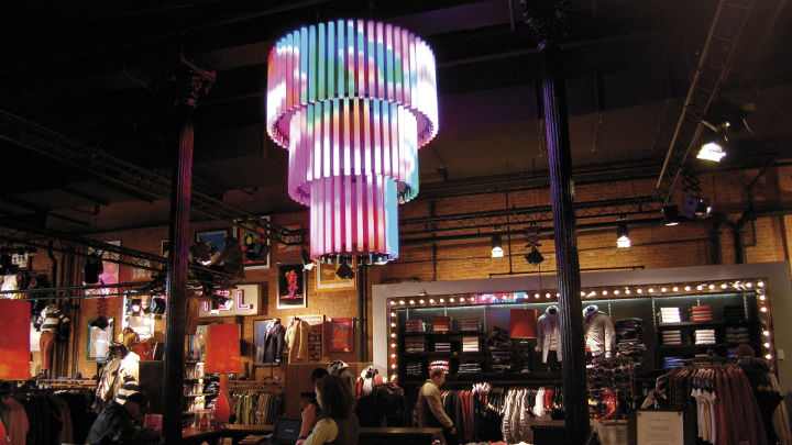 Obchod s módou osvícený osvětlením AmbiScene společnosti Philips