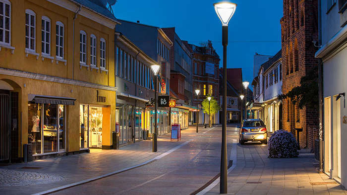 Ulice s obchody osvětlená městským osvětlením společnosti Philips