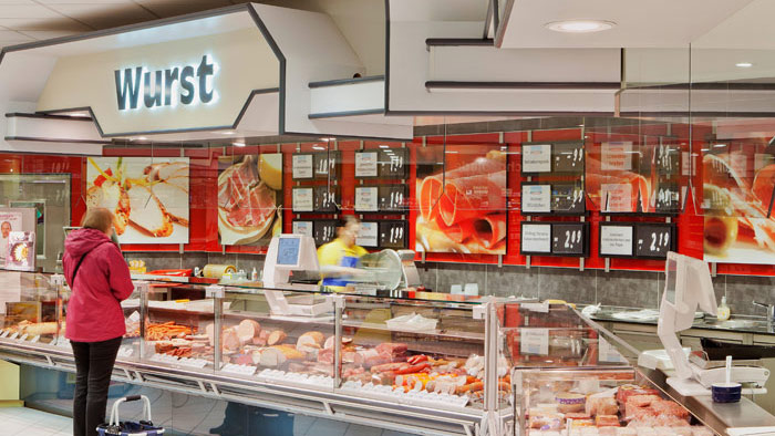 Sekce prodeje masa v supermarketu Edeka osvětlená světelným zdrojem Philips LuxSpace Accent Rose LED