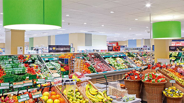 Svítidlo Philips s reflektory PerfectAccent příjemně osvětluje supermarket Edeka.