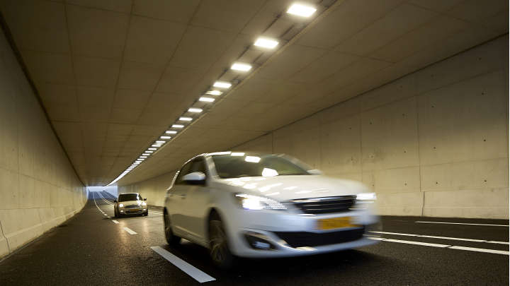 Dobře osvícený tunel společností Osvětlení Philips