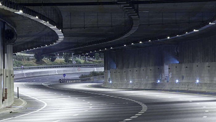 Dobře osvícený tunel společností Osvětlení Philips 