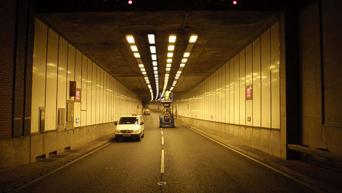 Pracovníci opravující osvětlení v tunelu