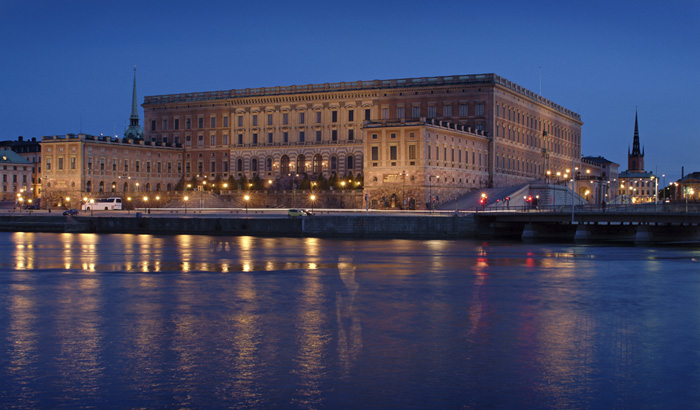 Systém bílého osvětlení pomocí světlometů Philips zvýrazňuje dekorativní detaily královského paláce ve švédském Stockholmu