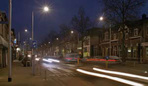 Rušná ulice v obytné čtvrti osvětlená svítidly Philips