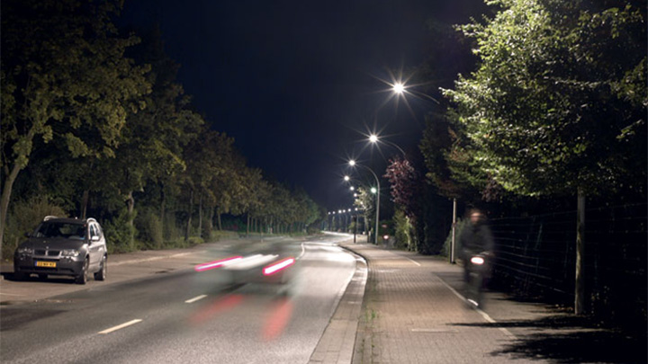 Bílé světlo Philips účinně osvětluje ulici