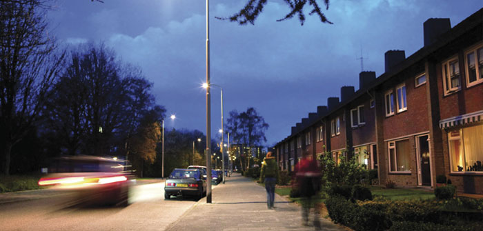 Automobily na ulici účinně osvětlené bílým světlem Philips