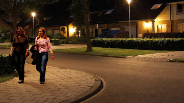 Dvě ženy jdou po ulici osvětlené bílým světlem Philips
