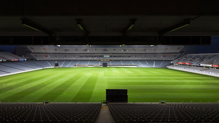 Venkovní sportovní stadion osvětlený pomocí sportovního osvětlení společnosti Philips