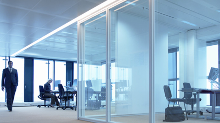 Kancelář s dynamickým osvětlením, které se přizpůsobuje podle toho, kolik denního světla je k dispozici 