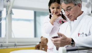 Lékař a dítě pod osvětlením Philips, které pomáhá zaměstnancům v nemocnici k větší spokojenosti a produktivitě