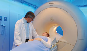 Lékař připravuje pacienta na vyšetření pomocí magnetické rezonance.