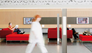 Lepší prostředí v čekárně v nemocnici osvětlené udržitelným osvětlením pro zdravotnická zařízení od společnosti Philips