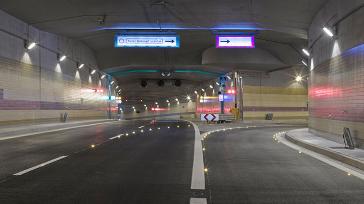 LED značky doplňují silniční značení a bezpečnostní značení za účelem zvýšení plynulosti a bezpečnosti provozu