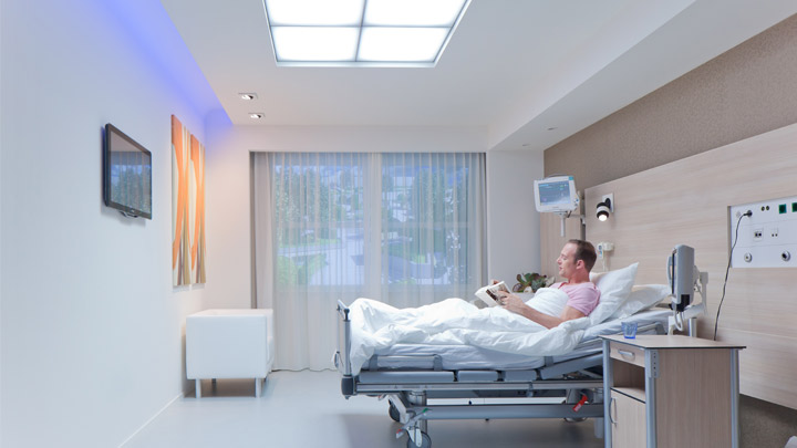 HealWell od společnosti Philips Lighting je kompletní systém osvětlení nemocničního pokoje, který zlepšuje zkušenosti pacientů