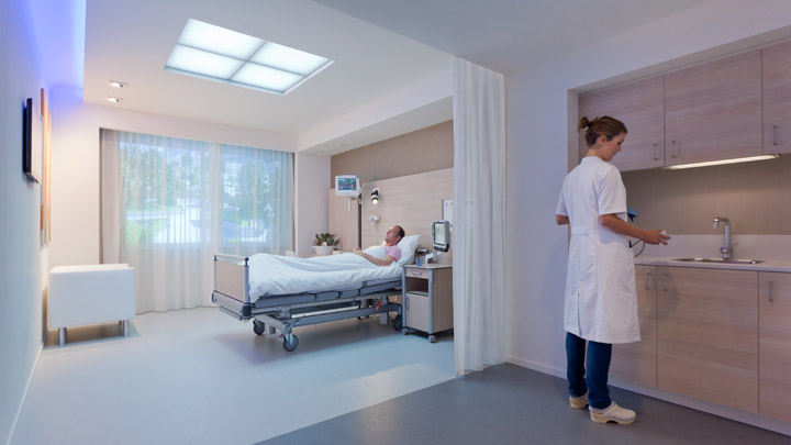 HealWell od společnosti Philips Lighting je kompletní systém osvětlení nemocničního pokoje, který zajišťuje produktivitu týmů lékařské péče