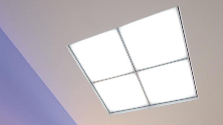 Stropní modul HealWell od společnosti Philips Lighting zlepšuje zkušenosti pacientů díky světlu, které působí přirozeně a podporuje spánkové rytmy