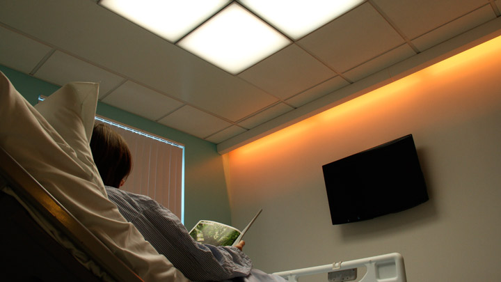 LED nepřímé osvětlení HealWell od společnosti Philips Lighting zlepšuje zkušenosti pacientů díky světlu, které mění barvy a podporuje tak spánkové rytmy