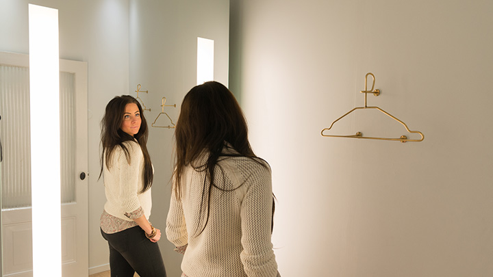 Zkušební kabinka PerfectScene od společnosti Philips Lighting: zrcadlová světla do zkušební kabinky, která pomáhají zákazníkům chytřeji nakupovat