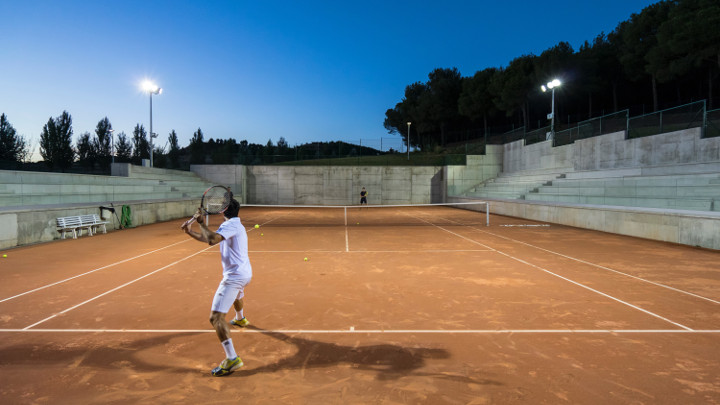 Osvětlení tenisového kurtu – osvětlení pomocí světlometů
