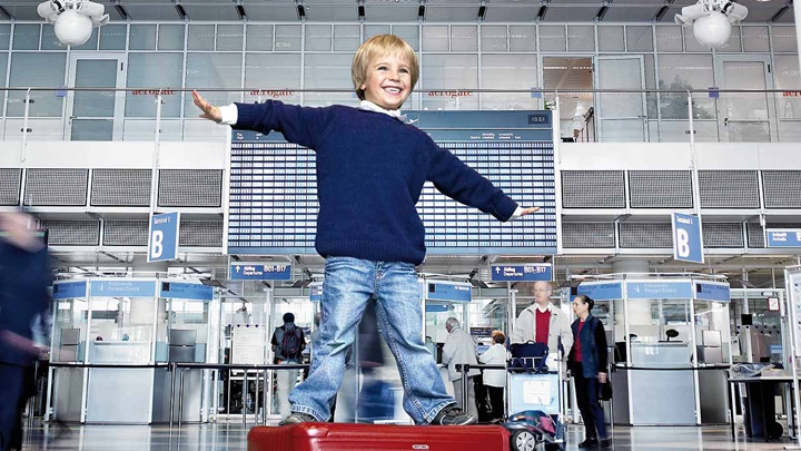 Dítě hrající si v dobře osvětleném letištním terminálu