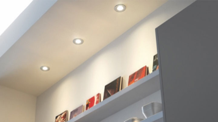 Bodová LED světla Philips nasvěcují knihovnu