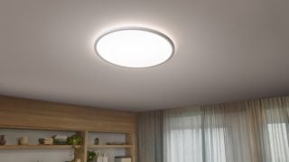 Žárovky LED inspirované vintage stylem, zavěšené jako závěsná světla, vytvářejí hřejivou atmosféru v útulném jídelním koutě a představují energeticky úsporná a stylová řešení domácího osvětlení.