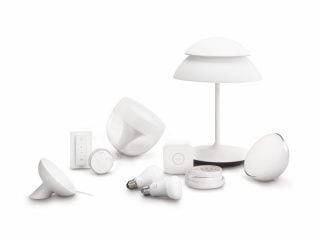 "Kolekce inteligentního LED osvětlení Philips Hue obsahující stolní lampy, žárovky a ovládací zařízení pro přizpůsobitelné osvětlení a atmosféru domova."