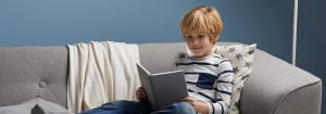 „Dítě si čte pod měkkým LED světlem, které představuje příjemné osvětlení pro večerní vyprávění a podporuje zdravé spánkové návyky v útulném prostředí ložnice.“