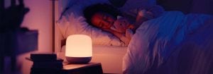 "Inteligentní noční světlo LED vyzařující jemné, teplé světlo, když dítě klidně spí, a předvádí přizpůsobitelné osvětlení před spaním pro optimální prostředí pro spánek."