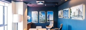 Osvětlení cesty k bezpečnému návratu do práce svítidly Philips UV-C Upper-Air